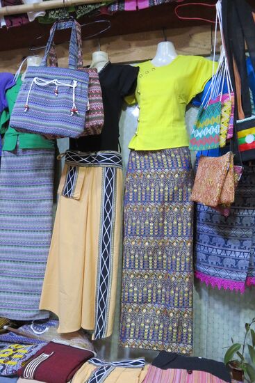 Der knöchellange Wickelrock, das farblich passende Oberteil und die Sandale als Schuh dazu, so wegen sich die Frauen im Alltag als auch an Festtagen. Allein die Qualität des Stoffes und das Design unterscheiden sich von Anlass zu Anlass.