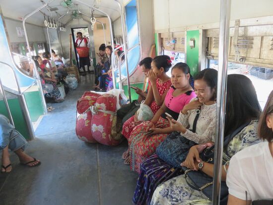 Frauen und junge Mädchen im Alltag.