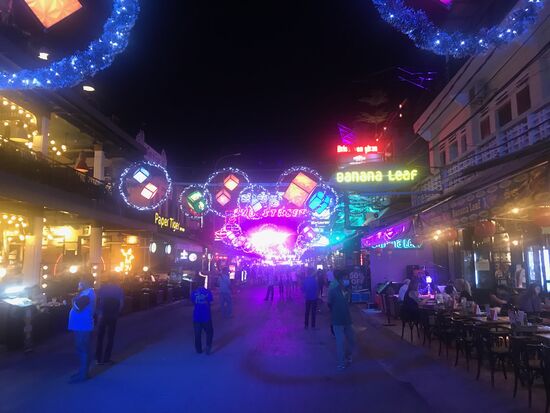 Ankunft in Siem Reap am Abend. Partystimmung empfängt den Touristen in der Pub Street in Downtown.