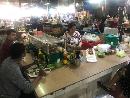 Nudelsuppe zum Frühstück im Old Market in Siem Reap.