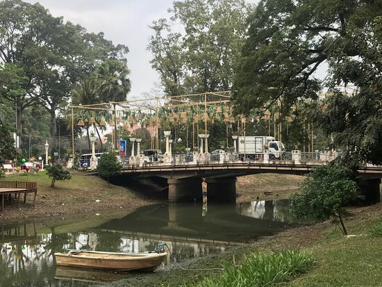 Kunst aus Bambus auf der Brücke über dem Siem Reap Fluss, die abends hell erleuchtet ist.