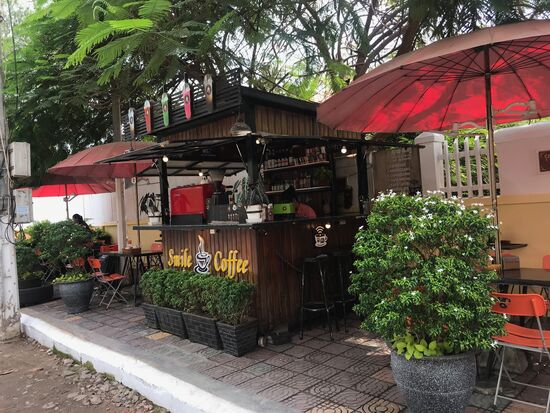 Überall in der Stadt laden kleine Cafés, Bars und Restaurants zum Verweilen ein. Sehr geschmackvoll mit wenig Aufwand auf den Bürgersteigen, in kleinen Gassen und auf Plätzen eingerichtet. Die Preise sind erschwinglich, angeboten wird westliche als auch die sehr leichte und schmackhafte südostasiatische Küche, ausgewiesen  und bezahlt wird in Dollar.