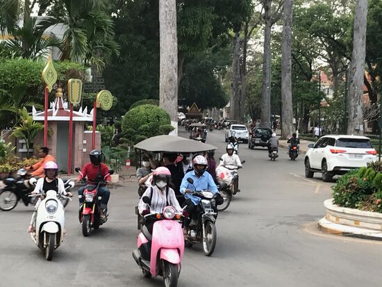 In Siem Reap wird Moped gefahren, kreuz und quer, wer voran fährt, hat Vorfahrt. Fußgänger müssen höllisch aufpassen, um eine Lücke zum Überqueren der  Straße zu finden.