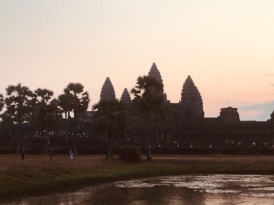 Die Tempelanlage von Angkor Wat beim Sonnenaufgang.