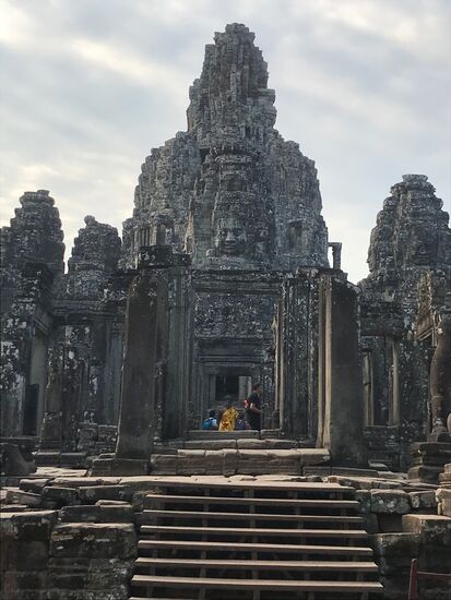 Der Tempelberg Bayon im Herzen von Angkor Thom mit seinen überlebensgroßen Statuen sowie zahlreichen Reliefs und Verzierungen. Ein Meisterstück von monumentaler Architektur und Kunsthandwerk. 
Leider ist der Aufstieg seit Anfang dieses Jahres wegen Konservierung- und Restaurierungsarbeiten vorübergehend nicht möglich.