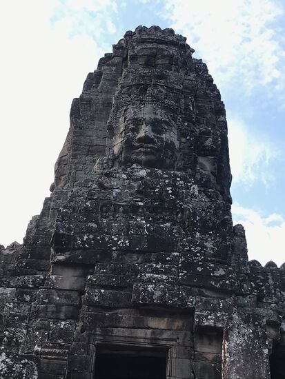 Überlebensgroße Buddhagesichter begrüßen die Besucher von allen vier Himmelsrichtungen.