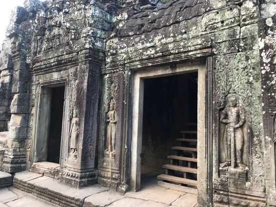 Wunderschön erhalten die Verzierungen an den Eingängen und in den Wandelgängen im Innern des Tempels.