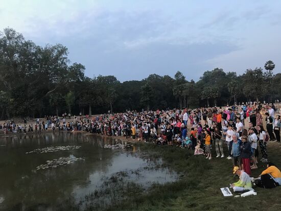 Großer Andrang beim Warten auf die Sonne vor den Türmen von Angkor Wat.