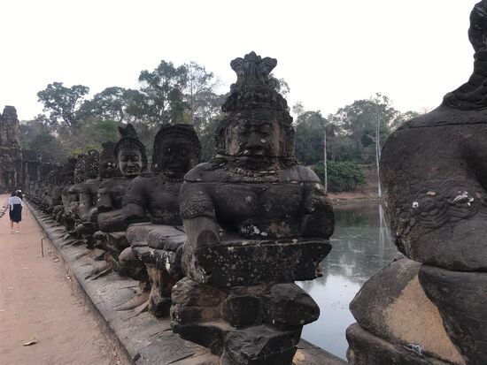 Überlebensgroße Statuen entlang der Zufahrt zu Angkor Wat.