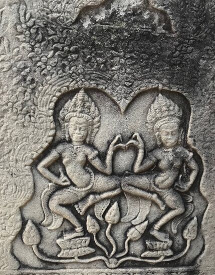 Fein und detailversessene Reliefs, gut erhalten im grauen Sandstein an den Außenwänden.