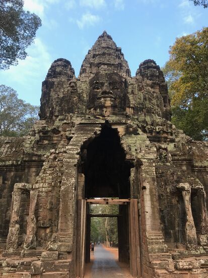 Osttor von Angkor Thom mit den lachenden Buddhagesichtern über den Toröffnungen.