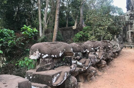 Prozessionsstraßen mit überlebensgroßen Statuen. Die abgeschlagenen Köpfe gehen auf das Konto der roten Khmer unter Pol Pot.