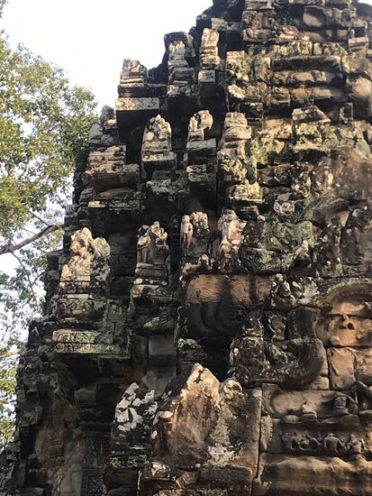 Reich verzierte und mit vielen Gravuren versehende Skulpturen an den Außenwänden des Chao Say Tevoda Tempels unweit des Osttores von Angkor Thom.