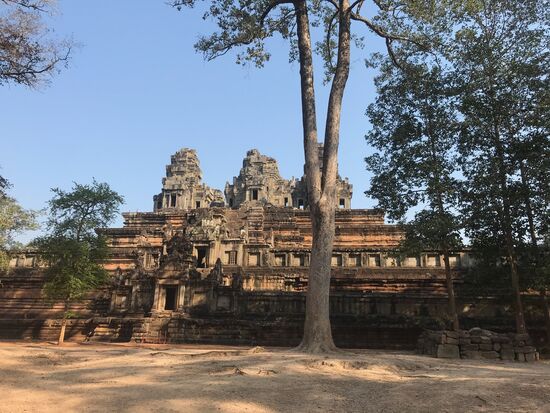 Tempelanlage Ta Keo außerhalb von Angkor Thom von hohen Mauern umgeben. Steile Aufgänge führen zu den Türmen, die mit chinesischer Hilfe bereits aufwendig restauriert wurden. Erste aus Sandstein gebaute Tempelanlage der Khmer.
