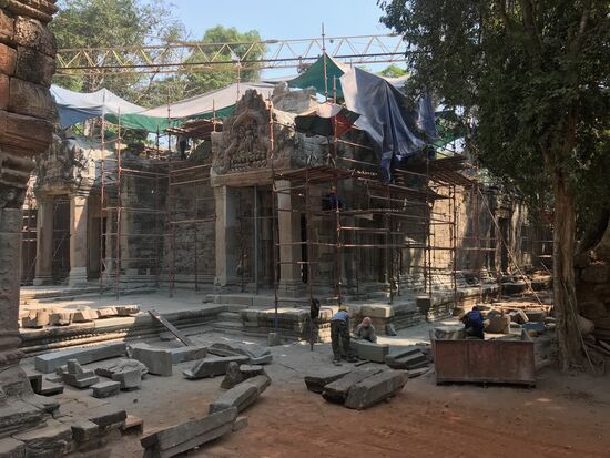 Restaurierungsarbeiten in der Tempelanlage Ta Prohm. Hier sind einheimische Spezialisten und Handwerker am Werk.