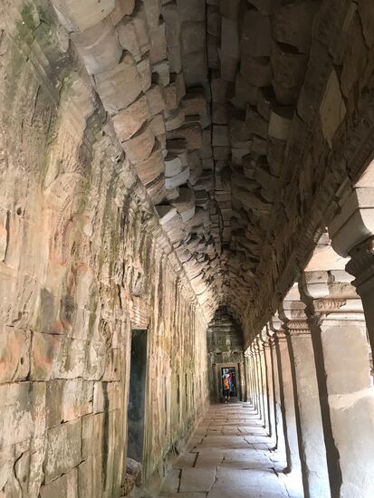 Wandelgänge im Innern des Tempels.  Sie wurden allein aus den gut vorbereiteten Steinen ohne Mörtel zusammengefügt.