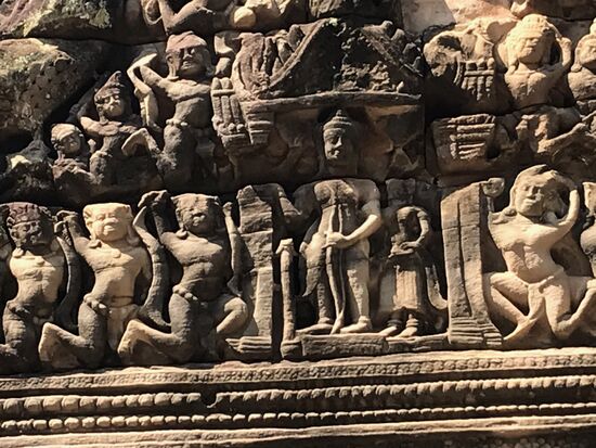 Detailgetreue und aufwendige Reliefarbeiten an den Dachgiebeln.