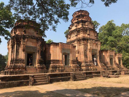 Prasat Kravan, Tempel aus dem 10. Jahrhundert, mit deutscher Unterstützung detailgetreu und aufwendig restauriert. Hier wurden die bei den anderen Tempelsanierungen weiterhin sichtbaren Stützen säuberlich vermauert. Auch die Umgebung wirkt aufgeräumt. Uns schien es, als würde sich der Tempel  aufgrund der sauberen Sanierung ein wenig abheben von der Gesamterscheinung der anderen Tempel. Es freute uns, weit weg von der Heimat auf Spuren bewährter deutscher Handwerksarbeit zu treffen.