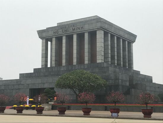 Das Ho Chi Minh Mausoleum im Zentrum der Stadt. Hier wird der einstige Revolutionsführer seit 1975 aufgebahrt. Tausende von Menschen ziehen täglich an seinem Sarg vorüber. Es sind vor allem Einheimische, die Ho weiterhin als wichtige Integrationsfigur im Land verehren.