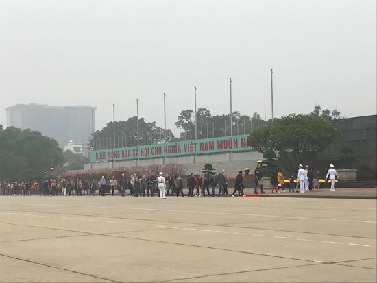 Das Gebiet um das Mausoleum ist weiträumig abgesperrt, und der Besucherstrom wird aufwendig kontrolliert.