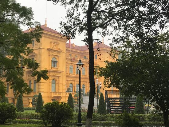 Der ehemalige Gouverneurspalast, Anfang des 20. Jahrhunderts von den Franzosen erbaut, ist nicht für den Besucher zugänglich. Ho Chi Minh hat in dem Palast nie gelebt, sondern allein ausländische Besucher und Gäste empfangen.