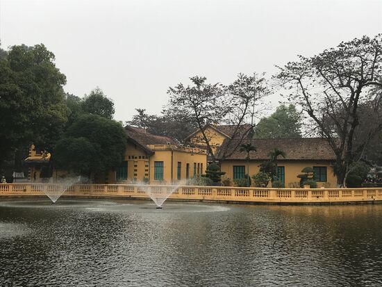 Präsidentenpalast und Wohnanlage sind umgeben von einer wunderschönen Parkanlage mit vielen tropischen Pflanzen, bunten Blumenrabatten und einem See. Hier soll sich Ho entspannt und Ruhe gefunden haben. Besonders, so die Legende, sollen es ihm die Kois im See angetan haben.