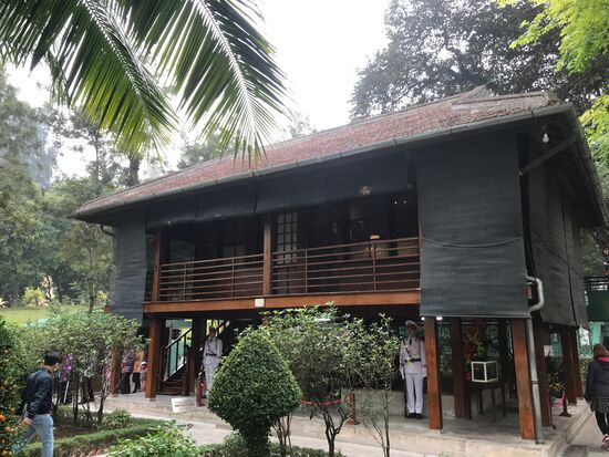 Nach 1958 bis zu seinem Tod lebte Ho in diesem zweistöckigen Holzhaus, neben dem auch ein Bunker zum Schutz für Ho bei Bombardements eingerichtet war.