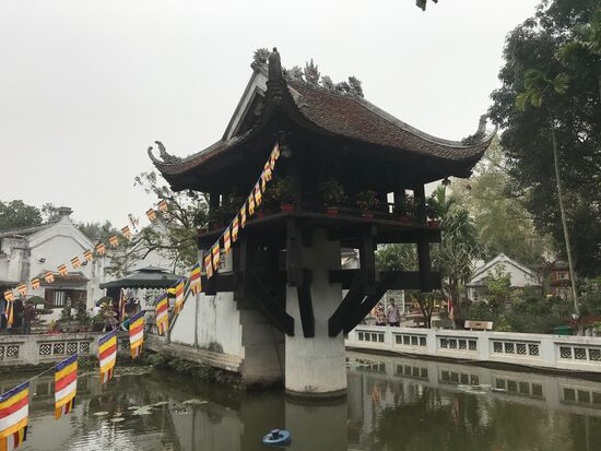 Die Einsäulepagode, ursprünglich mit einem Holzfuss erbaut, den die Franzosen bei ihrem Abzug Mitte der 50er Jahre zerstört haben. Der Neuaufbau in den 1980er Jahren erfolgte mit Beton. Die Legende besagt, dass der König, nachdem ihm auf einem Lotusblatt der lang ersehnte Nachwuchs präsentiert und übergeben wurde, aus Dankbarkeit diese Pagode in Form eines Lotusblattes errichten ließ. Heute pilgern Frauen mit Kinderwunsch zur Pagode und erhoffen sich hier Beistand für eine baldige Schwangerschaft.