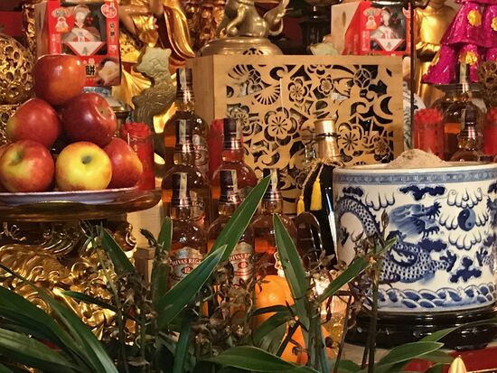 In der Pagode finden wir viele Sachspenden, selbst an Alkohol mangelt es nicht.