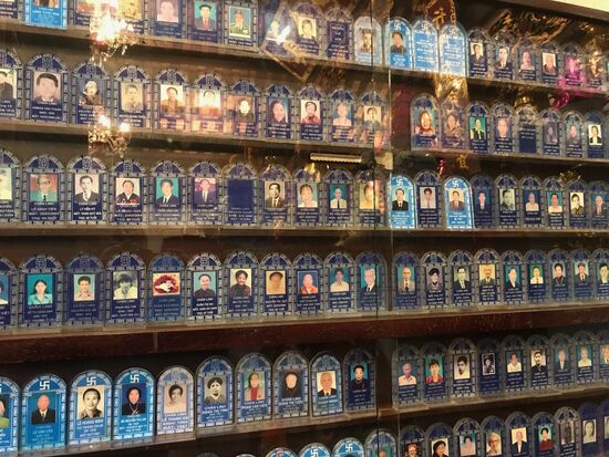 Das Leben hat einen Anfang und ein Ende. Die pragmatischen Vietnamesen gedenken gleich neben der Pagode ihren toten Familienangehörigen. Wer zuhause kein Platz hat, wem ein Friedhofsgrab zu teuer ist, der gedenkt auf diese Weise seinen Angehörigen.