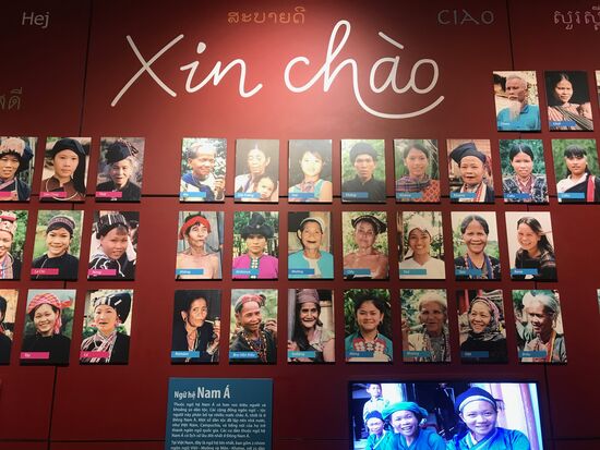 Hallo Vietnam heisst es im Ethnologischen Museum. Insgesamt 54 unterschiedliche Nationalitäten leben in Vietnam. Die Viet bilden mit mehr als 80% die Mehrheit der gut 100 Millionen Menschen im Land. Umfangreich und sehr detailliert wird im Museum über das Leben, die Kultur  und die Gewohnheiten der Nationalitäten berichtet. Laut Verfassung besteht Gleichberechtigung aller Ethnien im Land und deren Sprache, Kultur und Bräuche sind verfassungsrechtlich geschützt. Wie der Alltag wirklich aussieht, vermag der Besucher der Ausstellung nicht zu entnehmen. 
Wir lernen, dass die Minderheiten vor allem in den Berg- und Grenzregionen leben, sich  mit Reisanbau, Jagd und Fischerei beschäftigen. Der Zugang zu den Dörfern ist oft sehr beschwerlich, eine moderne Infrastruktur ist noch nicht überall aufgebaut, berichtet  uns Herr Dang. Daher ist  das Leben zumeist beschwerlicher als in den Städten. .