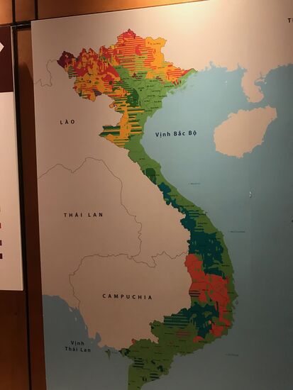 Auf dieser Karte ist die Verteilung der unterschiedlichen Ethnien sehr gut zu erkennen. Die grünen Flächen werden von der Mehrheit der Viet bewohnt, es ist in der Regel der küstennahe Bereich und die fruchtbare Tiefebene.