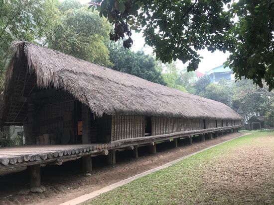 Im Garten des Museums kann der Besucher Wohnhäuser einzelner Ethnien besichtigen, die von Familien zum Zweck der Ausstellung abgekauft und realitätsgetreu eingerichtet wurden. Auch heute sind Wohnhäuser wie diese in den Dörfern der Minderheiten zu finden.
