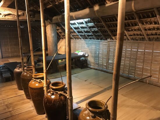 Im Innern eines aus Stroh und Bambus errichteten Gemeinschaftswohnhauses.