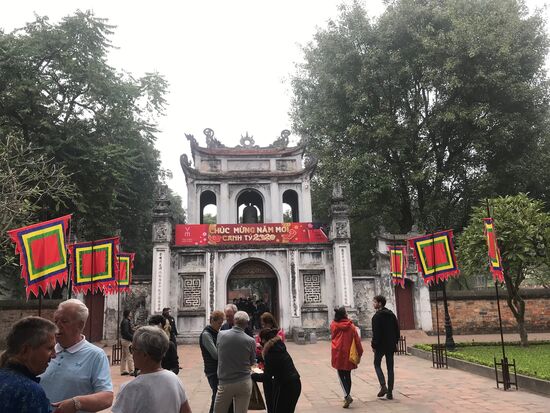 Eingang zum bekannten Literaturtempel Van Mieu in Hanoi, der von König Ly  nach konfuzianischem Vorbild für die Abnahme der zentralen Beamtenprüfungen im Jahre 1070 eingerichtet wurde. 1076 öffnete dann hier die erste Universität Vietnams zum Studium von Philosophie, Soziallehre, Literatur, Erziehung und Gestaltung ihre Pforten. Hautvoraussetzungen für eine bestandene Prüfung und den Erhalt eines Doktorgrades waren Talent und Tugend. Der besten Absolventen wird auf Steintafeln gedacht, die auf Sockeln mit der Statur einer Schildkröte angebracht sind. Die Schildkröte steht für Weisheit und Klugheit. 
1805 wurde die Universität nach Hue verlegt. Seit Erlangung der Unabhängigkeit 1945 dürfen  auch Frauen in Vietnam studieren.