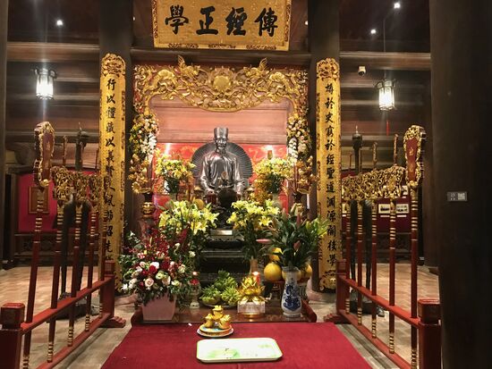 Im hinteren Hof wurde die Universität eingerichtet. Heute wird hier dem ersten Rektor gedacht.