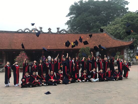 Ausgelassen feiern Schüler im Hof den Abschluss der mittleren Reife.