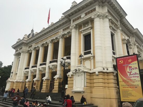 Das Opernhaus in Hanoi, Anfang des 20. Jahrhunderts nach dem Vorbild der Pariser Oper erbaut.  Ein imposantes Gebäude im neoklassizistischen Baustil errichtet.