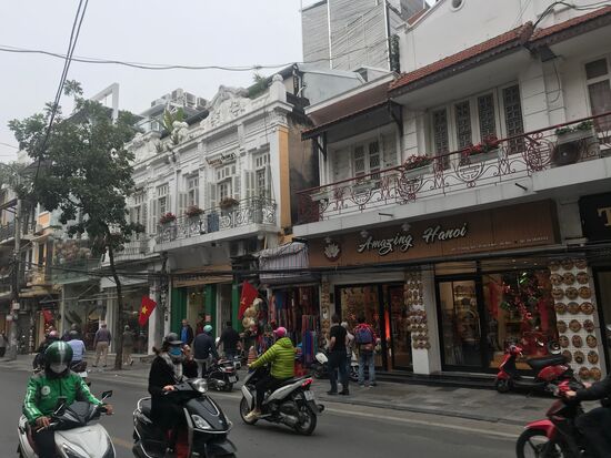 Vom Opernhaus aus spazieren wir in Richtung Osten durch die Trang Tien Straße, deren Gebäude links und rechts der Straße von viel französischem Einfluss zeugen.