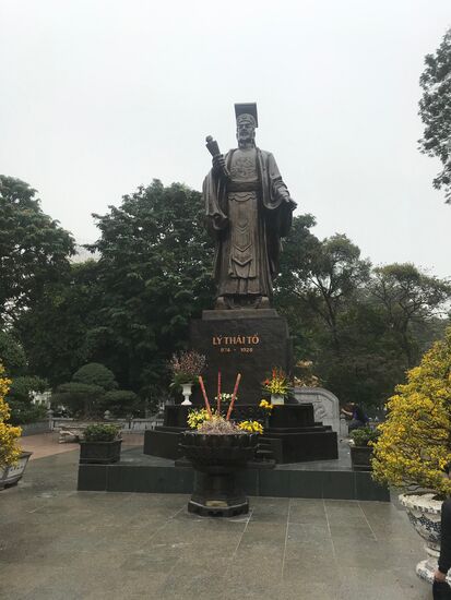 Denkmal für König Ly Thai To, der Hauptstadt Vietnams im Jahr 1010 von Zentralvietnam in die  Mitte der Tonkin Region an den Roten Fluss verlegte. Seither ist Hanoi politisches Zentrum Vietnams.
