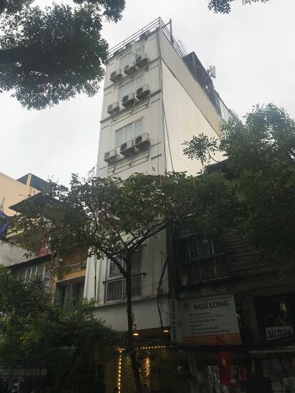 Wie schmale Handtücher aneinander gereiht stehen die Wohnhäuser links und rechts der Straße. Sie  können in Vietnam nach einer Reformierung des Eigentums an Grund und Boden privat erworben werden, inklusive Boden, aber der ist gerade an der Straße recht teuer, sodass schmal an der Stirnseite, aber tief und hoch gebaut wird. Einbruch scheint es weniger als in China zu geben. Die nach französischem Vorbild großen Balkone mit hohen Fenstern, die bis zum Boden reichen, sind zumeist nicht vergittert.