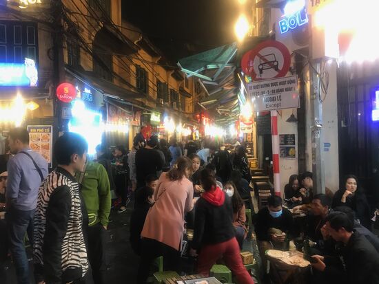 Köstliches und schmackhaftes Essen gibt es auch in Vietnam im Übermaß. Reichhaltig das Angebot von Nudelsuppen, Fleisch- und Seafoodgerichten mit Reis, Obst und Teigwaren. Dazu wird Bier, einheimisches und gezapft oder internationales, der starke schwarze Kaffee mit süßer dicker Kondensmilch oder frisch gepresste Säfte gereicht. .