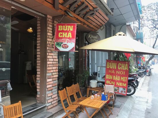 Hier haben wird die schmackhafte Reisnudelsuppe Bun cha gegessen, die mit Kräutern und Salat versehen sowie mit Limettensaft und Knoblauch abgeschmeckt wird. Die Preise der kleinen Imbissstuben sind ähnlich niedrig. Für 2 bis 4 Euro pro Person haben wir hervorragend speisen können.