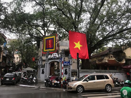 Viel mehr ist der Buddhismus verbreitet. Hier ein schönes Beispiel, sie Religion und Staat zusammen harmonieren. Die Tempel und alten Gebäude in der Stadt sind weiterhin mit Schriftzeichen versehen. Bis zum Einzug der Franzosen Mitte des letzten Jahrhunderts war auch in Vietnam der Gebrauch der chinesischen Schriftzeichen üblich. Die Franzosen haben die Zeichen per Dekret abgeschafft. Heute verwenden Vietnamesen lateinische Buchstaben. Um die unterschiedliche Silbenbetonung und Bedeutung zu kennzeichnen, werden Punkte und Haken über die Silben gesetzt. Im Vietnamesischen gibt es sechs verschiedene Töne. Die Silbe Pho beispielsweise bedeutet einmal Straße und anders betont Suppe.