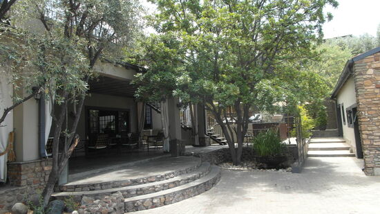 Einfahrt in unsere erste Unterkunft, das Olive Grove Guesthouse