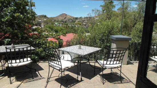 Die Terrasse vor unserem Zimmer. Hier sitzen wir bis zum Abend und genießen den herrlichen Blick auf die Hügel ringsum Windhoek sowie südafrikanischen Weißwein. Nebenbei schreibe ich an unserem Reiseblog.
