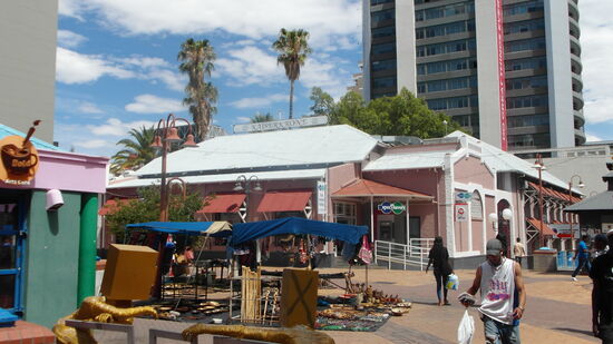 Kolonialstil und modernes Bauen nebeneinander