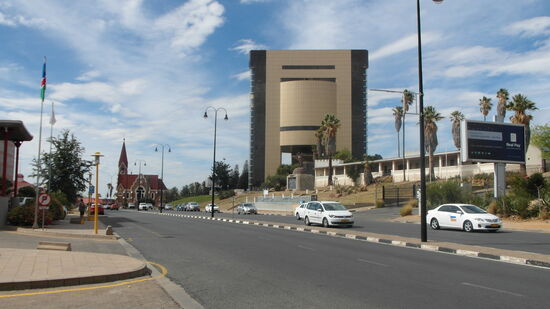 Die Christuskirche und Unabhängigkeits-Gedenkmuseum. Das flache Gebäude gehört zur alten Festung "Alte Feste".