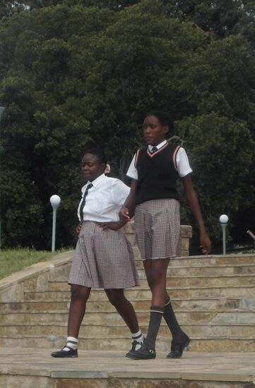 Schulkinder in Schuluniform auf dem Heimweg.