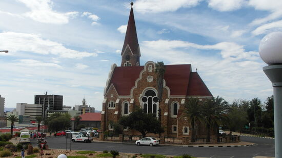 Die Spitze im gotischen Baustil ist 42 Meter hoch und weithin sichtbar. .
